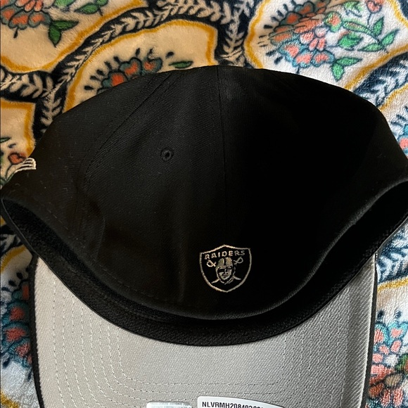 New Era Black Raiders 39THIRTY Cap - Picture 3 of 5